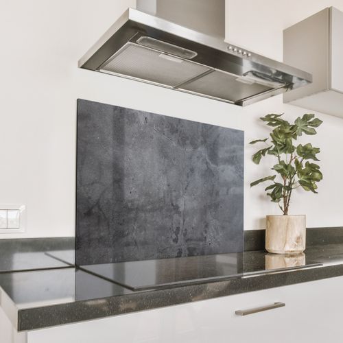 Spatscherm Aluminium - Schaduwspel op Beton