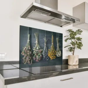 Spatscherm Aluminium - Kruidenkwartet aan een Donkere Wand