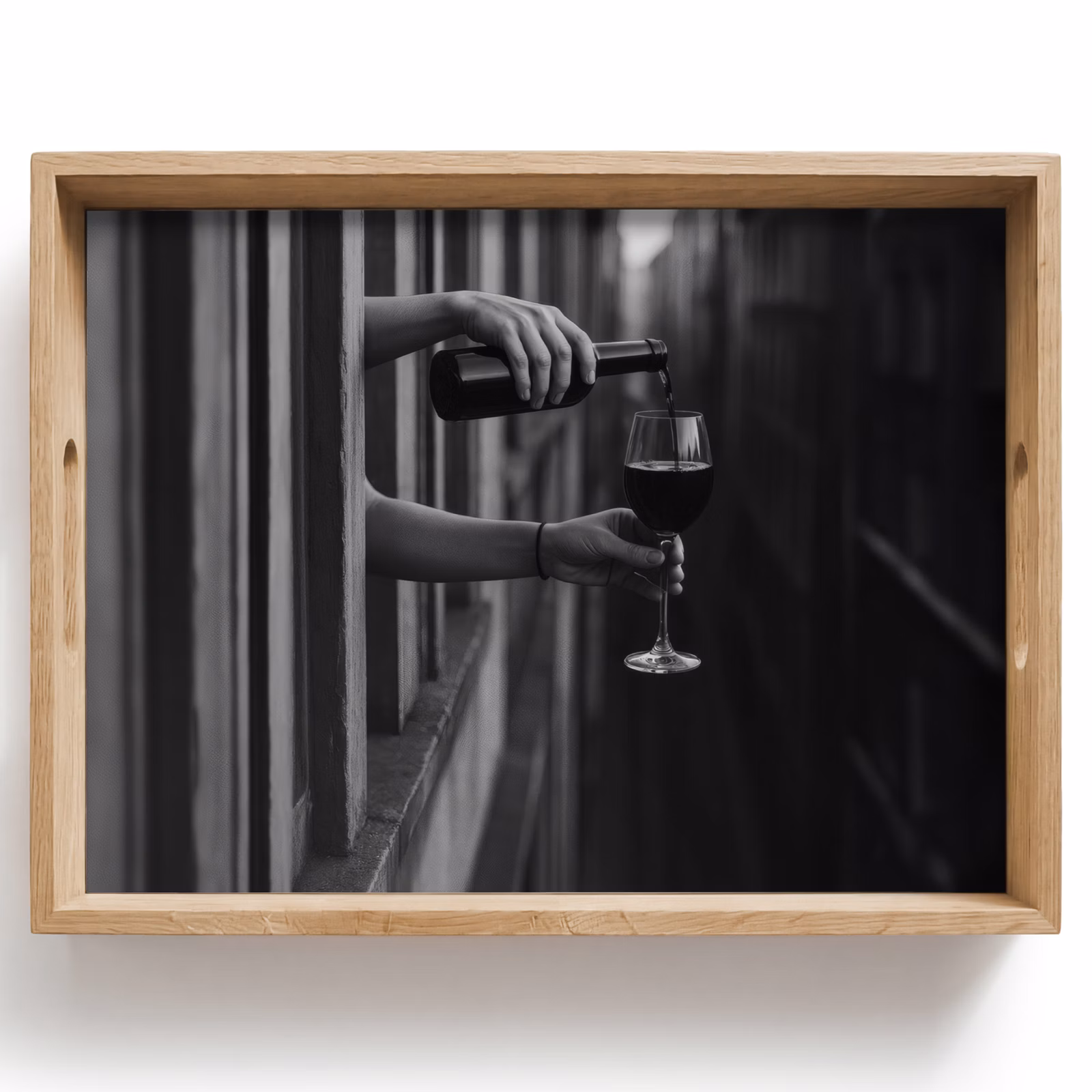 Dienblad - Wijnfles - Glas - Handen - Raam — 1