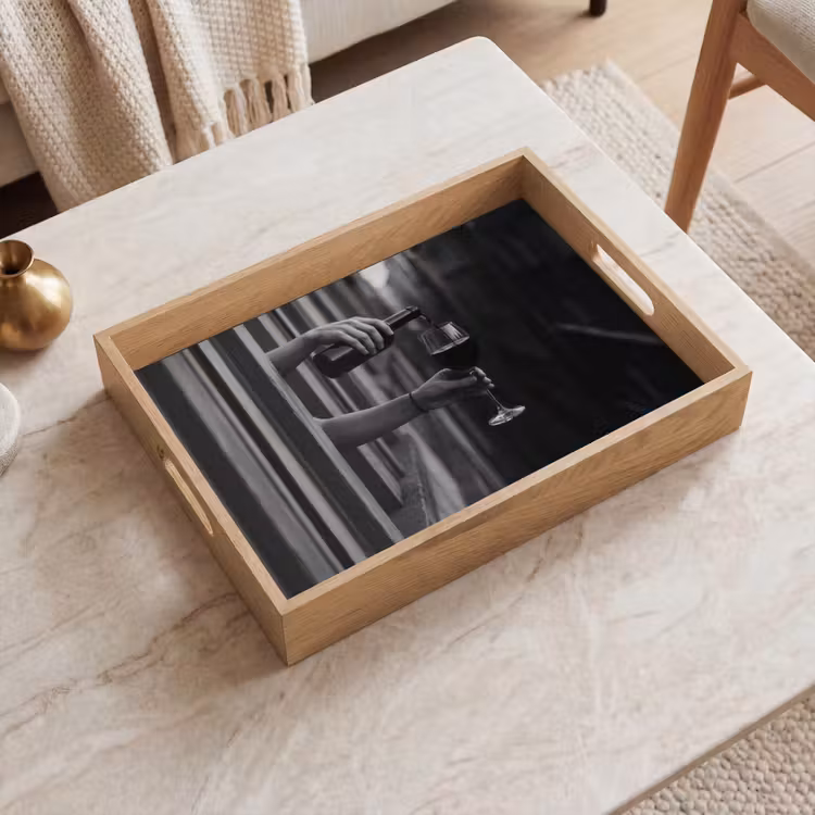 Dienblad - Wijnfles - Glas - Handen - Raam — 2