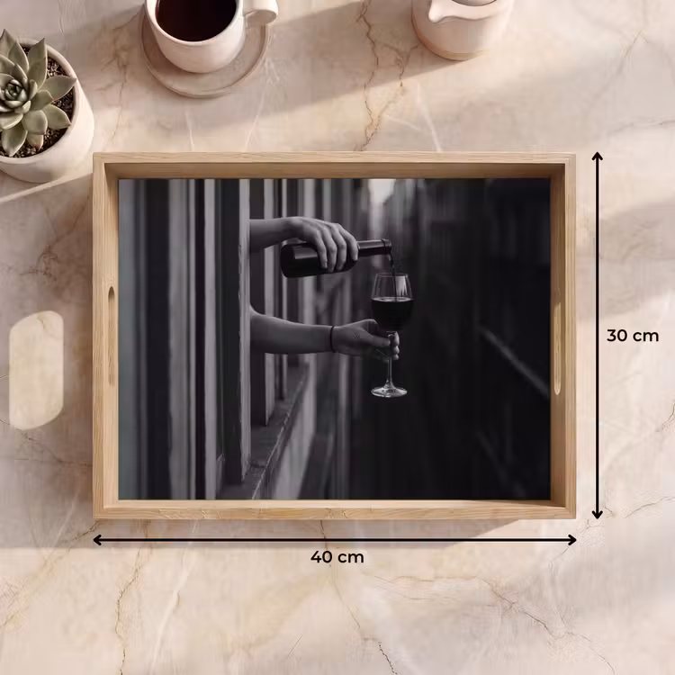 Dienblad - Wijnfles - Glas - Handen - Raam — 7