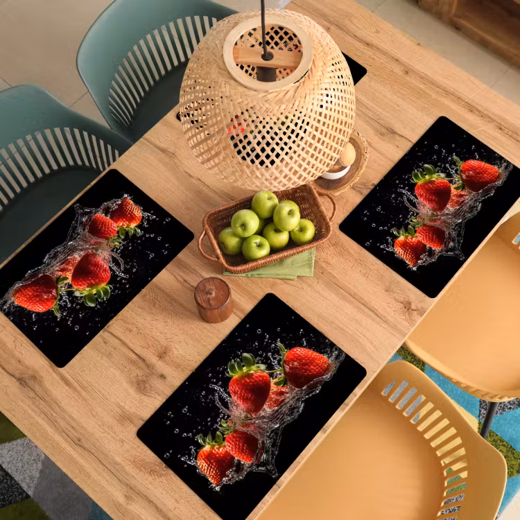 Placemat vinyl - Aardbeien - Fruit - Rood - Water - Zwart — 3