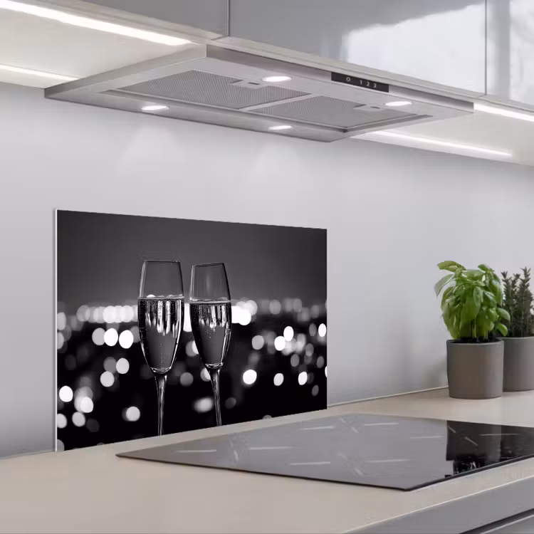 Spatscherm keuken - Bubbels - Proosten - Champagneglazen - Stadslichten — 1