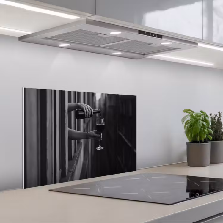 Spatscherm keuken - Wijnfles - Glas - Handen - Raam — 1