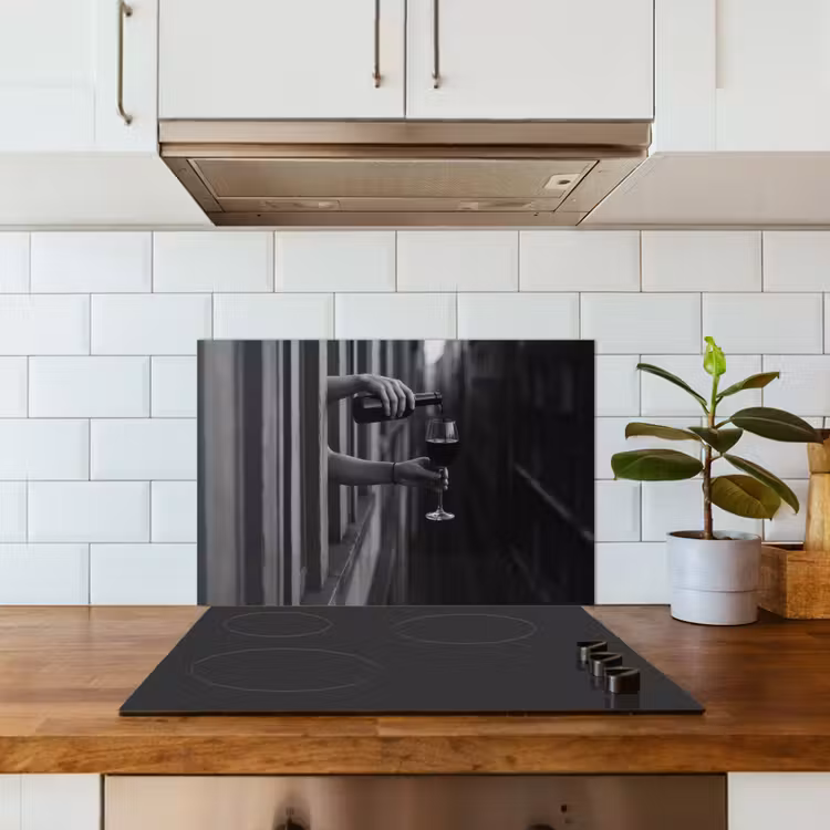 Spatscherm keuken - Wijnfles - Glas - Handen - Raam — 3
