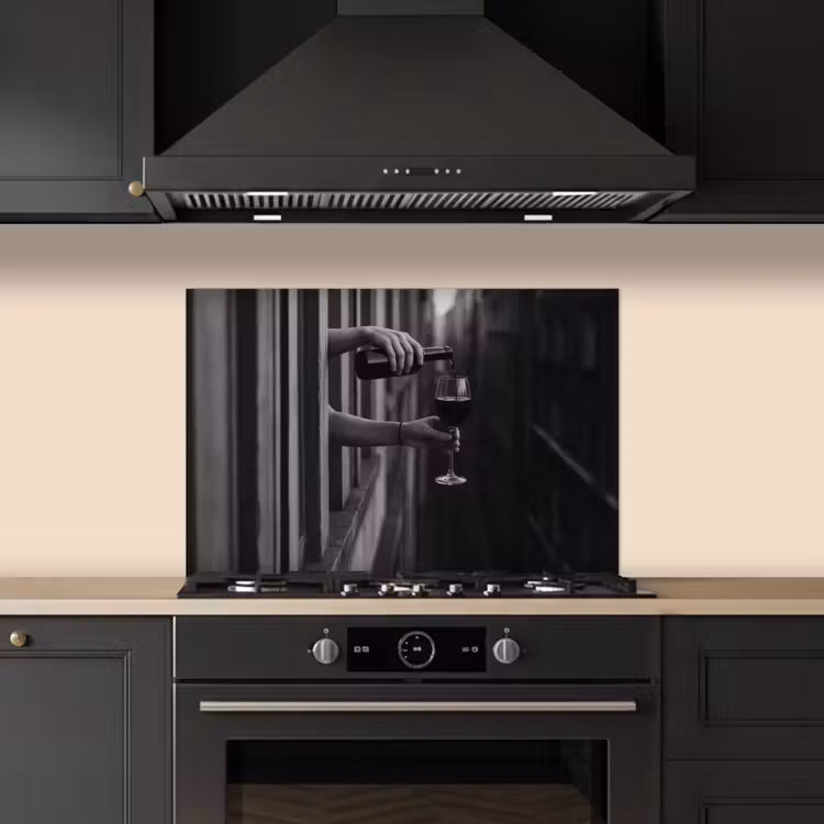 Spatscherm keuken - Wijnfles - Glas - Handen - Raam — 5