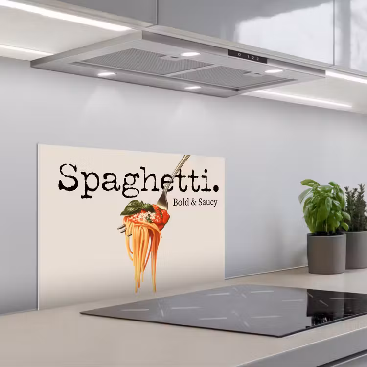 Spatscherm keuken - Spaghetti - tomatensaus - Parmezaanse kaas — 1