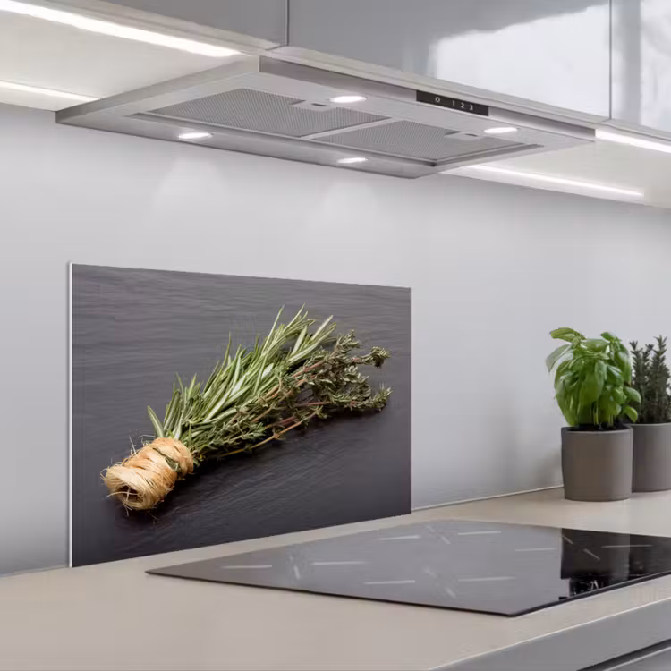 Spatscherm keuken - Tijm - Kruiden - Groen - Tafel - Keuken - Steen — 1