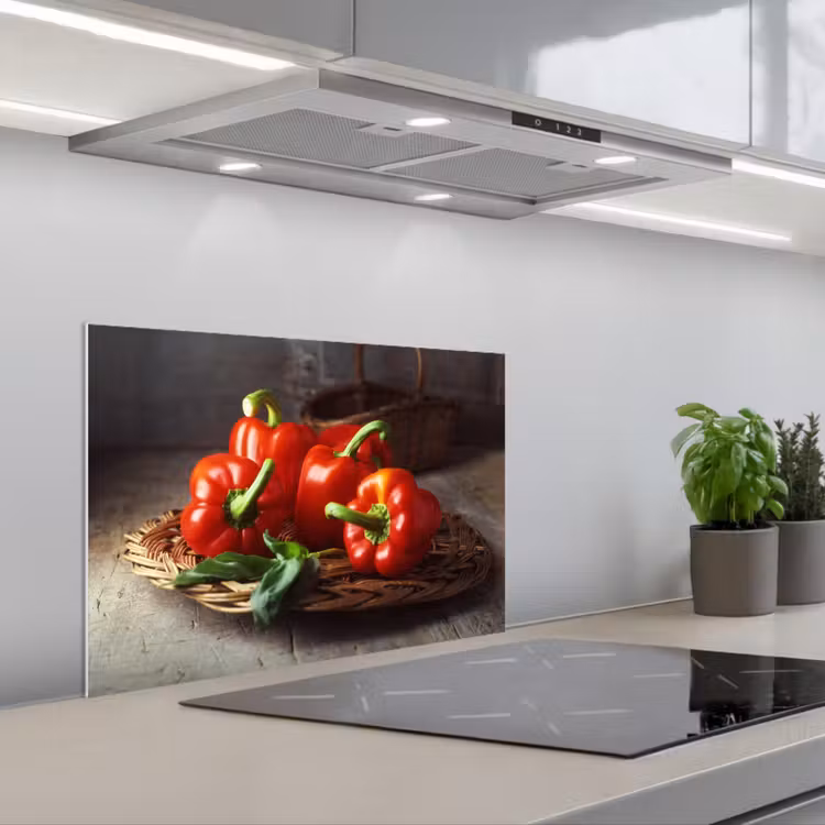 Spatscherm keuken - Vier rode paprika's op een rieten mand — 1