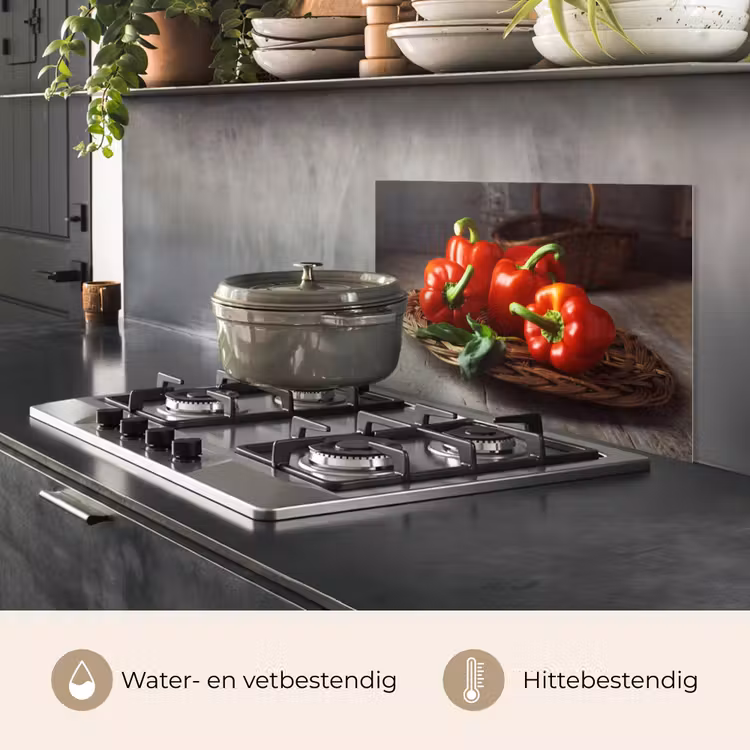 Spatscherm keuken - Vier rode paprika's op een rieten mand — 2