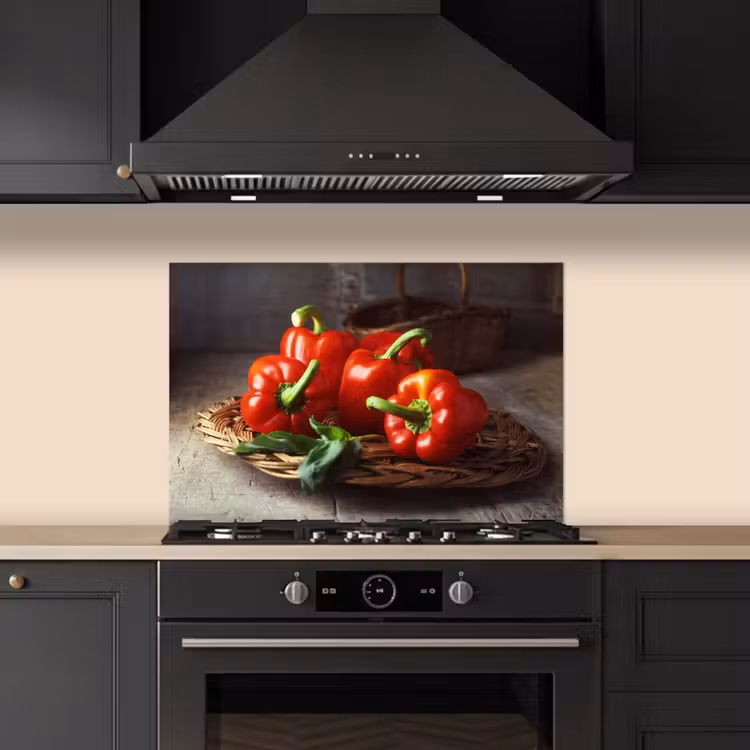 Spatscherm keuken - Vier rode paprika's op een rieten mand — 5