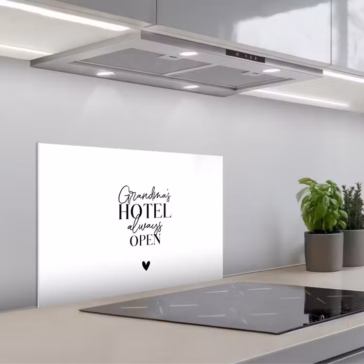 Spatscherm keuken - Quotes - Spreuken - Oma - Grandma's hotel always open — 1