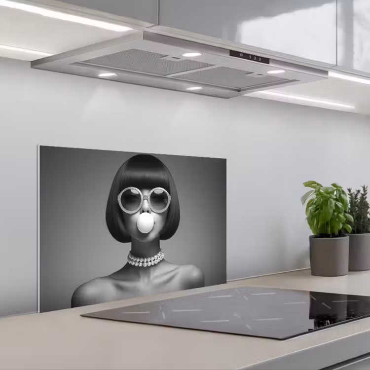 Spatscherm keuken - Vrouw - Zwart Wit - Ketting - Zonnebril — 1