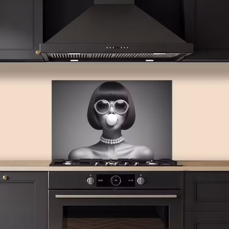 Spatscherm keuken - Vrouw - Zwart Wit - Ketting - Zonnebril — 5