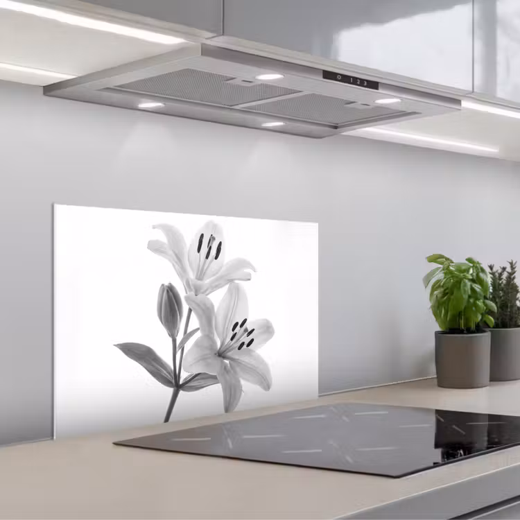 Spatscherm keuken - Lelies - Elegant - Zwart - Wit — 1