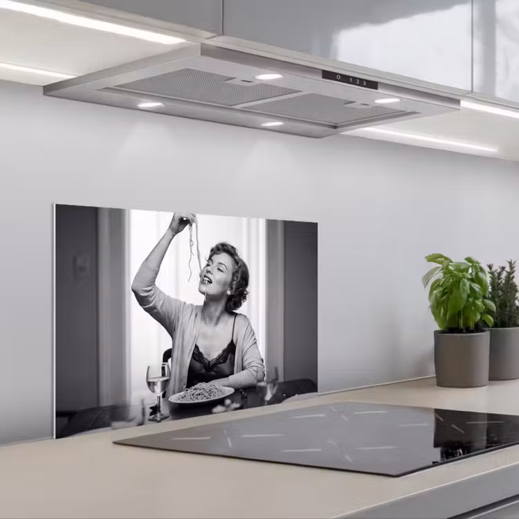 Spatscherm keuken - Vrouw - Spaghetti - Zwart - Wit — 1